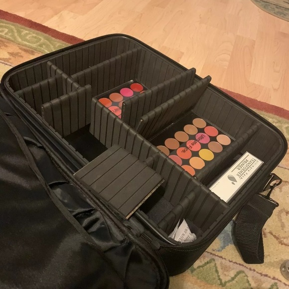 Pro Makeup Crossbody w/adjustable compartments - Picture 3 of 4